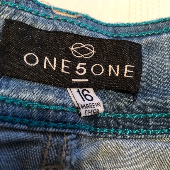 One 5 One capri like jeans, spandex waist, snaps at boot. And on waistband.s-16 - Picture 6 of 9